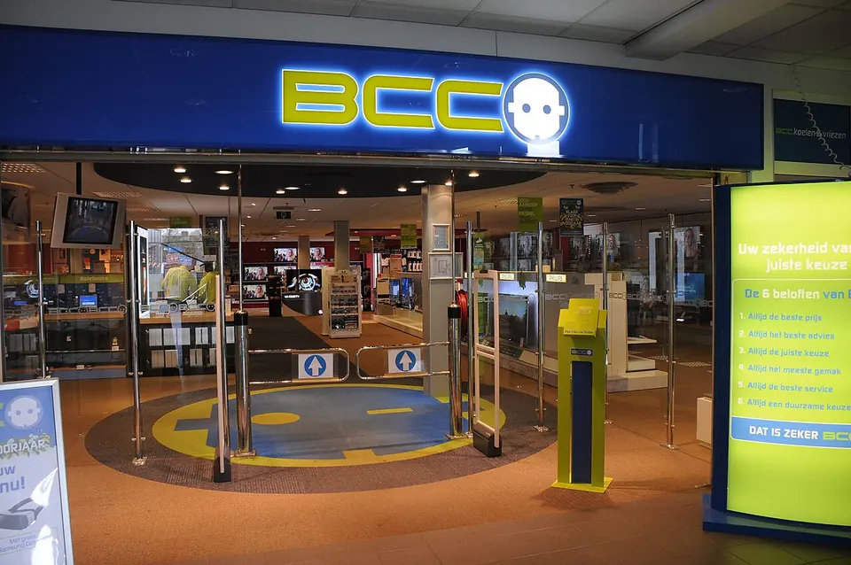 The entrance and interior of an electronics retail store.